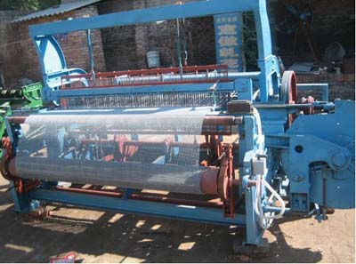 Automatic crimped wire mesh machine